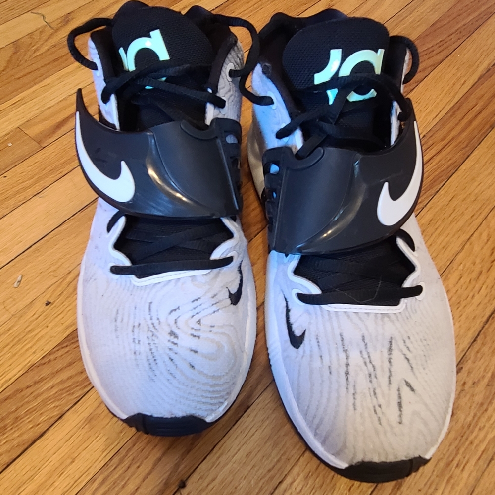 Women's NIKE size 7.5 basketball shoes white and black